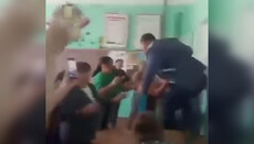 У Мережі показали кадри, як виганяють директора школи, бо він «за УПЦ»