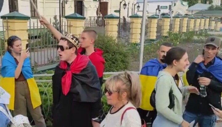 Антицерковні "активісти" біля Києво-Печерської лаври. Фото: скриншот відео з Telegram-каналу «Перший Козацький»