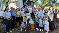 В Седлищі на Волині громада після захоплення рейдерами ПЦУ служить у хаті