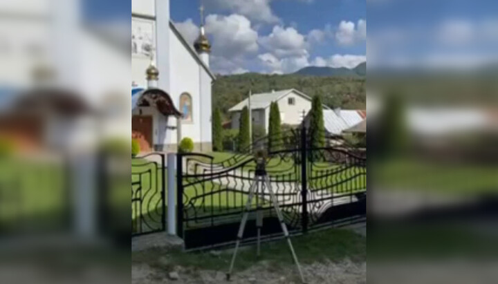 Геодезичне обладнання землемірів ПЦУ біля храму УПЦ у с. Луг. Фото: скріншот відео Telegram-каналу «Дозор на "Першому Козацькому"»