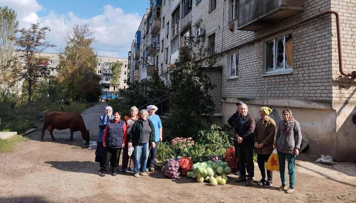 Мешканці Сіверська отримали допомогу від вірян УПЦ із Києва. Фото: Telegram-канал «Церква допомагає»