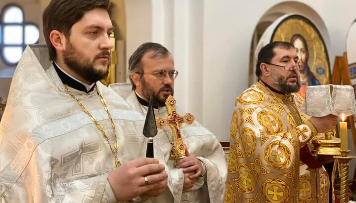 Архимандрит РПЦ Кирилл (Говорун) (в центре) на "богослужении" с клириками ПЦУ. Фото: ФБ Ивана Сидора