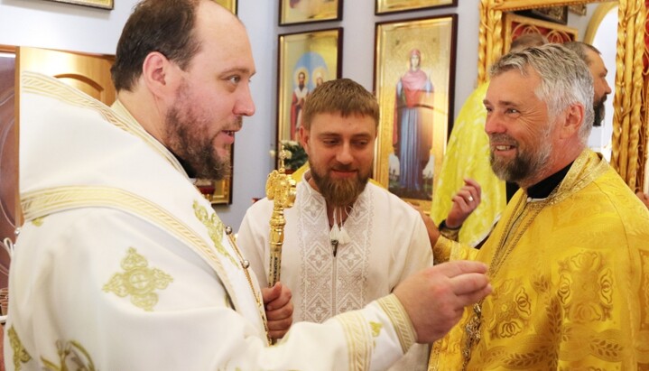 "Bishop" Simeon Zinkevych and employee of the "E-Church" Oleg Rashchupkin (right). Photo: Dnipro Diocese of the OCU