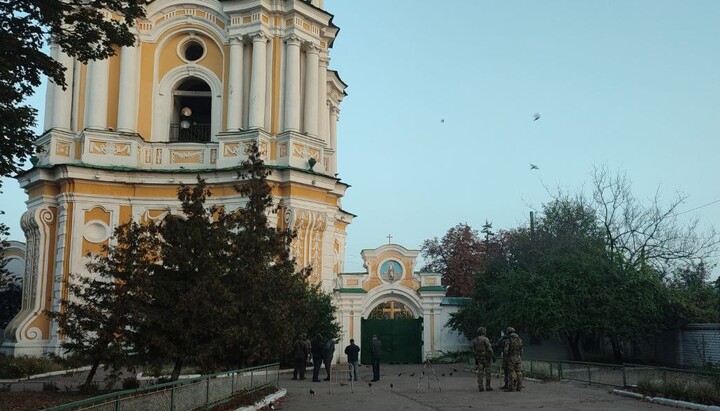 Αποκλεισμένη είσοδος στον Καθεδρικό Ναό Αγίας Τριάδας του Τσερνίγκοβ της UOC. Φωτογραφία: Telegram Κανάλι «Dozor στο "Πρώτο Κοζάκικο"»