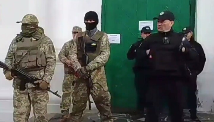 Полицейские и автоматчики в камуфляже «охраняют» Троицкий собор в Чернигове от верующих. Фото: скриншот видео Telegram-канала «Дозор на "Першому Козацькому"»