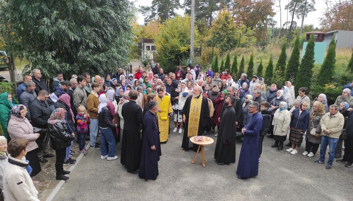 Собрание вышгородского прихода УПЦ в честь св. великомученика Пантелеимона. Фото: Telegram-канал «Дозор на "Першому Козацькому"»