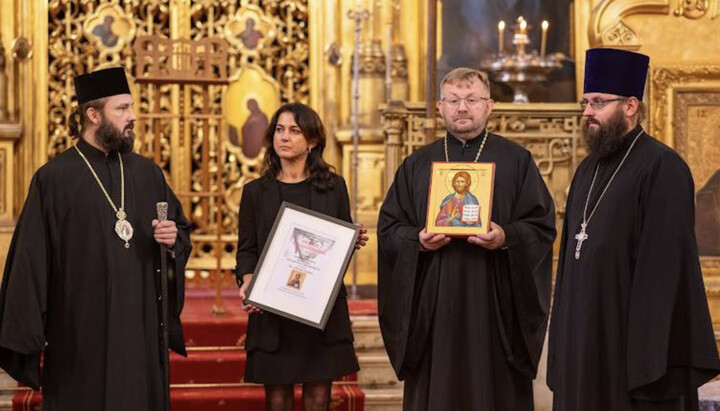 Клирики и волонтеры УПЦ во время награждения в Варшаве. Фото: news.church.ua