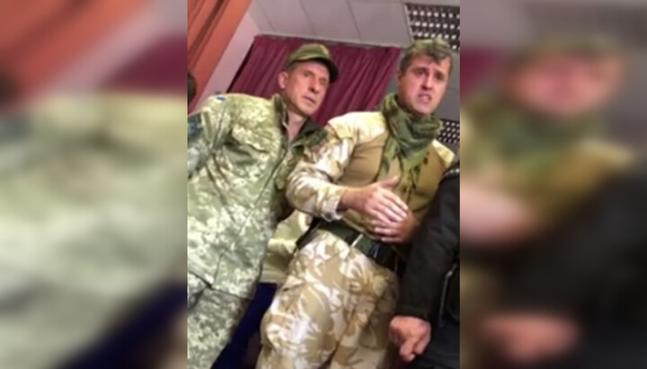 Агрессивно настроенные участники теробороны на рейдерском собрании в с. Иванковичи. Фото: скриншот видео Telegram-канала «Дозор на "Першому Козацькому"»