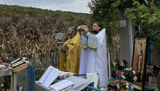 Община УПЦ в Васлововцах, у которой ПЦУ отобрала храм, молится на улице