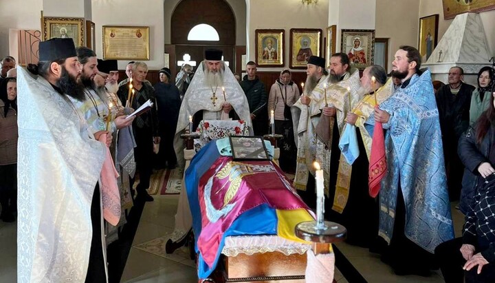 Прощання із захисником України в сел. Лужани. Фото: сторінка Чернівецько-Буковинської єпархії УПЦ у Facebook
