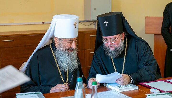 Блаженніший Митрополит Онуфрій та архієпископ Сильвестр на засіданні Вченої ради Київських духовних шкіл. Фото: kdais.kiev.uа