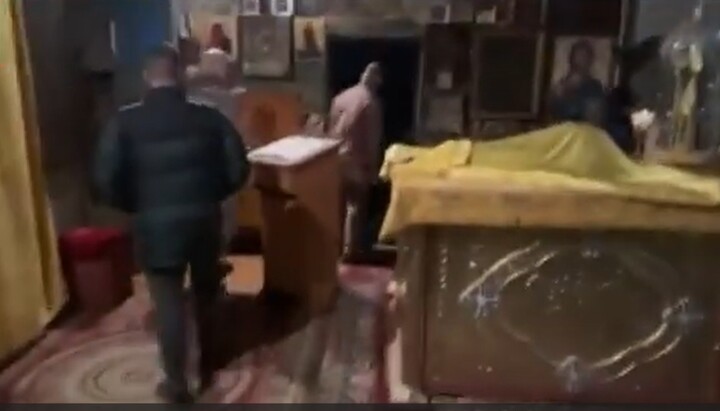 Επιδρομείς OCU στην Αγία Τράπεζα Ι. Ν. Αρχαγγέλου Μιχαήλ της UOC στο χωριό Borodyanka. Φωτογραφία: στιγμιότυπο οθόνης του βίντεο του καναλιού Telegram «Dozor στο "Πρώτο Κοζάκικο"»