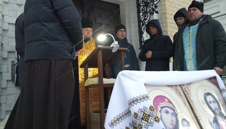 Prayer near the Kyiv Lavra. Photo: t.me/kozakTv1