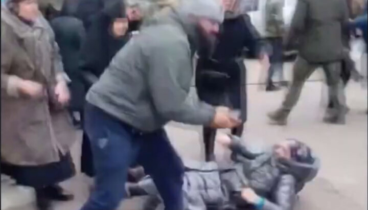 Напад рейдерів ПЦУ у військовій формі на віруючих УПЦ у монастирі Пресвятої Богородиці у Черкасах. Фото: скриншот відео Telegram-каналу «Дозор на "Першому Козацькому"»
