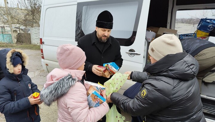 Роздача гумдопомоги жителям с. Федорівка Херсонської області. Фото: pravoslavie.ks.ua