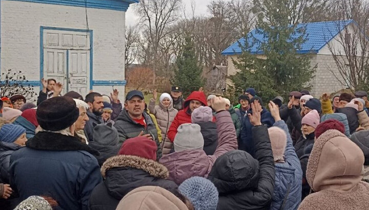 Собрание местных жителей в поддержку запрещенного «священника» ПЦУ Дмитрия Плаксивого. Фото: suspilne.media
