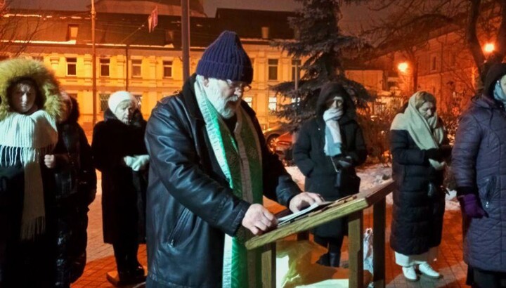 Prayer in front of the Church of St Sergius of Radonezh. Photo: Telegram channel "Myriany"