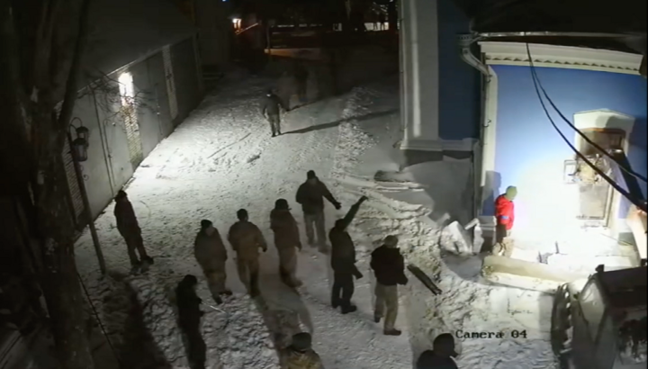 Bandits breaking down the doors to the Kazan Church in Ladyzhyn after "conversion" to the OCU. Photo: UOJ