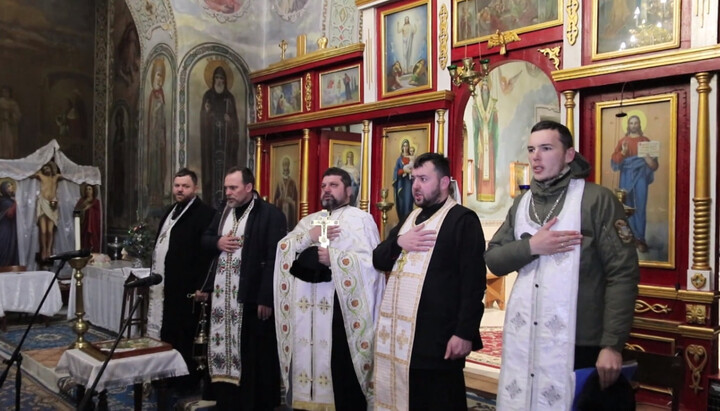 На солеї захопленого храму Ладижина клірики ПЦУ виконали гімн