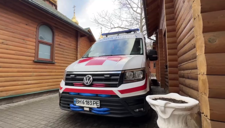 Автомобіль швидкої допомоги на території Михайлівського храму. Фото: тг-канал Одеської єпархії