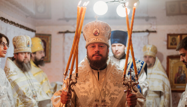 Архиепископ Виктор служит литургию в с. Шпичинцы. Фото: страница Хмельницкой епархии УПЦ в Facebook