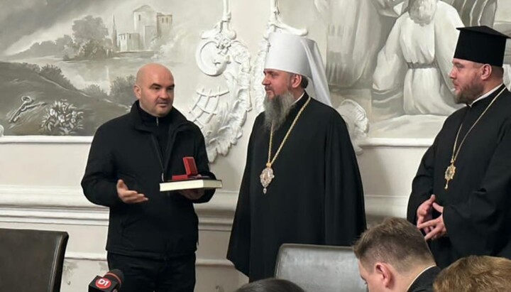 Сергей Думенко награждает за поддержку ПЦУ организатора захватов храмов УПЦ на Киевщине Сергея Возного. Фото: Telegram-канал «Дозор на "Першому Козацькому"»