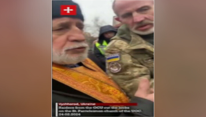 Захватчики Пантелеимоновского храма УПЦ. Ю. Большаков – справа. Фото: «Дозор»