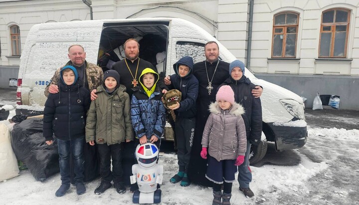 Священники УПЦ доставили партию гумпомощи в Донецкую и Харьковскую области