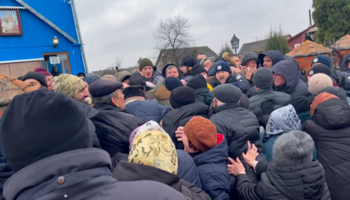 Спроба ПЦУ захопити храм УПЦ у Камені-Каширському. Фото: suspilne.media