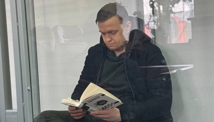 Father Sergiy reads Orwell's topical work "1984". Photo: t.me/miryany