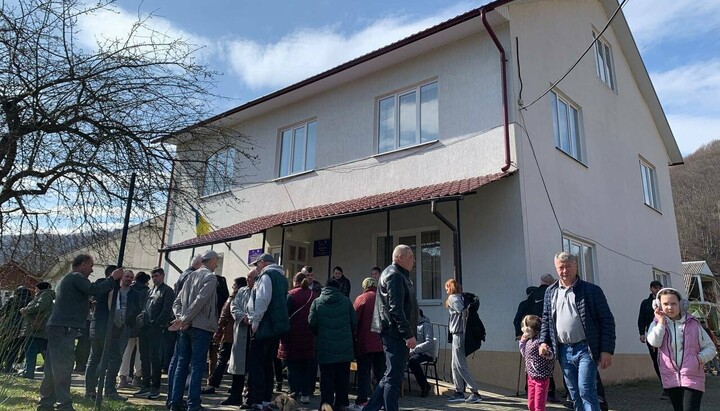 Територіальна громада вирішує долю парафії УПЦ після провокації депутатів і ПЦУ у Вижинці. Фото: 0372.ua