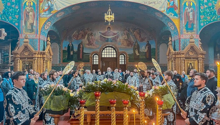 Вынос Плащаницы Господа в Пантелеимоновском женском монастыре Феофании. Фото: news.church.ua