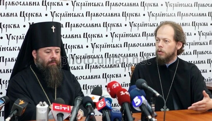 Управляющий делами УПЦ, позже глава ОВЦС УПЦ владыка Митрофан (ныне усопший), и бывший пресс-секретарь УПЦ о. Георгий Коваленко. Пресс-конференция УПЦ. Фото: УНИАН