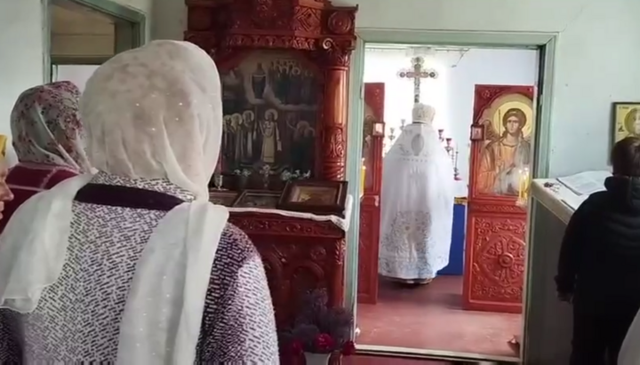 Покровский приход УПЦ в с. Сутковцы молится в приспособленном помещении. Фото: скриншот видео t.me/khm_upc