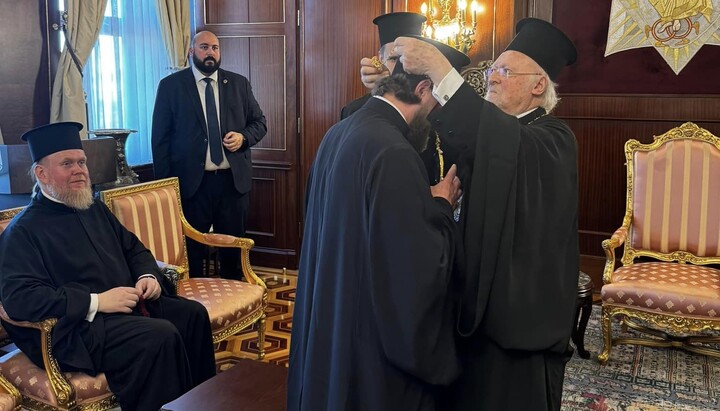 The head of the Phanar presents the Panagia to the self-proclaimed "acting" abbot of the Kyiv-Pechersk Lavra, Avrahamiy Lotysh. Photo: Facebook of Yevstratiy Zoria