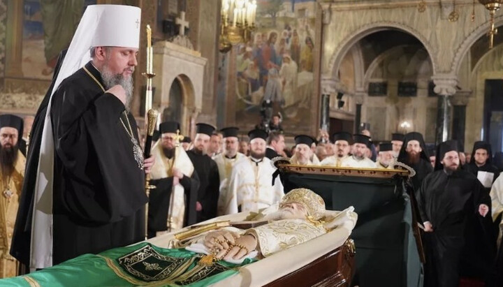 Думенко возле гроба патриарха Неофита. Фото: pomisna.info