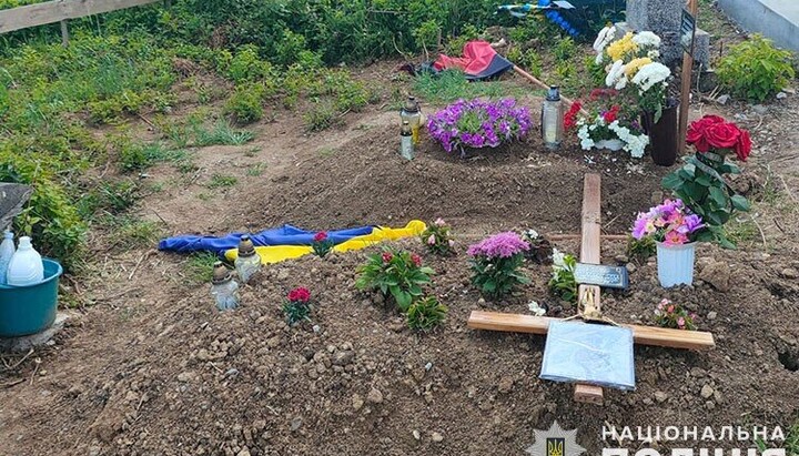 Оскверненная могила. Фото: Нацполиция