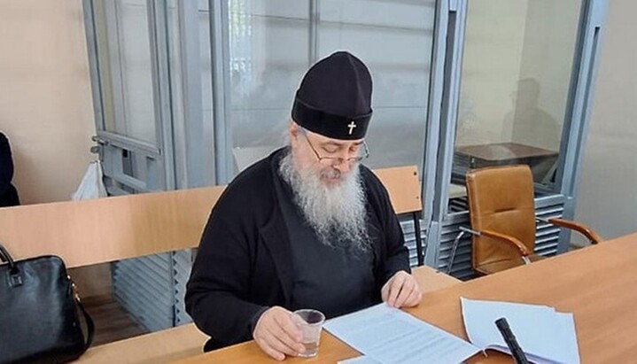 Митрополит Арсений в зале суда. Фото: Свято-Успенская Святогорская лавра/Facebook