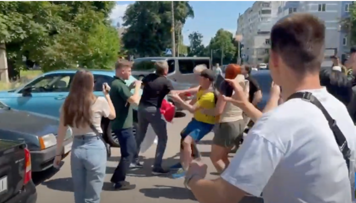 Драка у здания Черкасского суда. Фото: Скрин-шот видео Черкасский благовестник