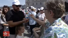 In Trieste, female volunteers "commune" RCC believers during Papal Mass