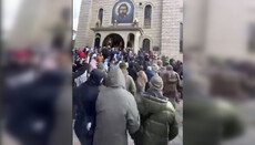 Στο Τσερκάσι άγνωστοι με καμουφλάζ κατέλαβαν τον καθεδρικό ναό UOC με δεύτερη προσπάθεια
