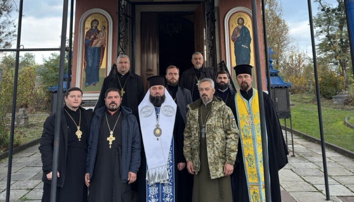 Κληρικοί της OCU στον ναό-κοιμητήριο των Μπουκοβιανών μητροπολιτών της πόλης Τσερνιβτσί. Φωτογραφία: OCU, Τσερνιβτσί