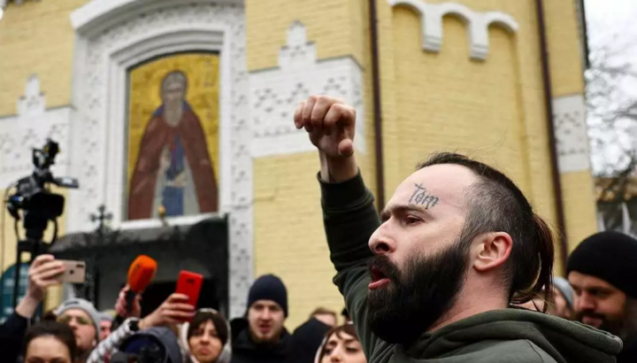 "Public activists" near the Kyiv-Pechersk Lavra. Photo: raskolam.net
