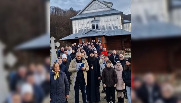 Парафіяни Василівського храму УПЦ у селі Підзахаричі. Фото: фб-сторінка парафії
