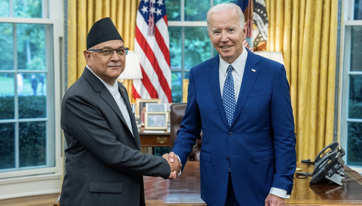Посол Непалу в США Шрідхар Хатрі і Джо Байден. Фото: nepalminute.com