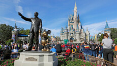 Η Disney εγκαταλείπει τα προγράμματα LGBT και ιδεολογίας φύλου