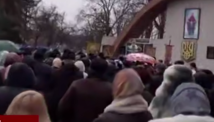 “Security is filtering people. Only those in favor of the OCU are allowed through.” Hlyboka, February 14. Photo: screenshot from the Dozor video