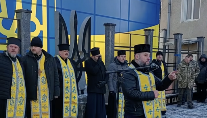 Roman Hryshchuk at a rally under the guise of a UOC community meeting in Storozhynets. Photo: Hryshchuk's Facebook page