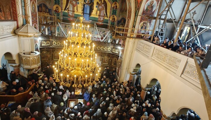 Voting at the St. Nicholas Parish of the UOC in Chernivtsi, February 23, 2025. Photo: Chernivtsi Eparchy