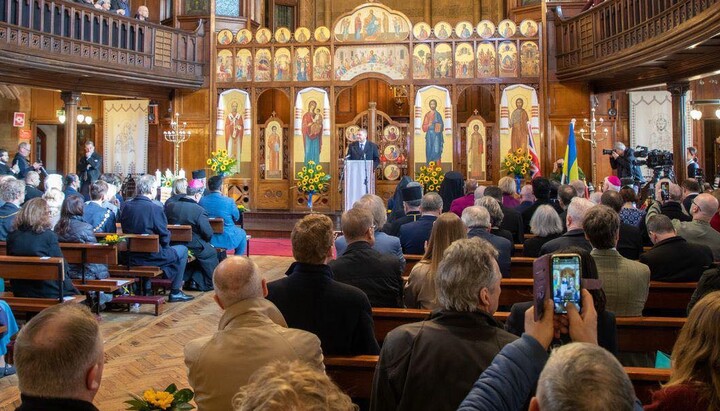 Valeriy Zaluzhny delivering a speech. Photo: UGCC London church's Facebook page
